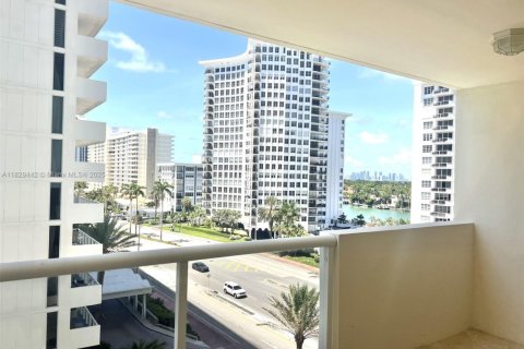 Condo in Miami Beach, Florida, 2 bedrooms  № 1802535 - photo 12