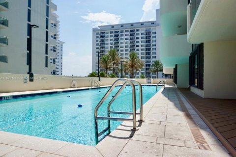 Condo in Miami Beach, Florida, 2 bedrooms  № 1802535 - photo 7