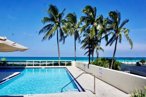 Condo in Miami Beach, Florida, 2 bedrooms  № 1802535 - photo 4