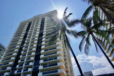 Condo in Miami Beach, Florida, 2 bedrooms  № 1802535 - photo 2