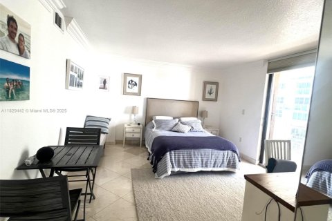 Condo in Miami Beach, Florida, 2 bedrooms  № 1802535 - photo 11