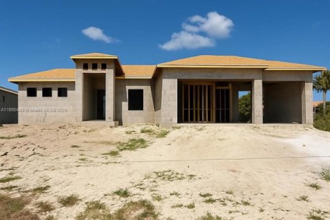 House in Cape Coral, Florida 4 bedrooms № 1892945 - photo 1