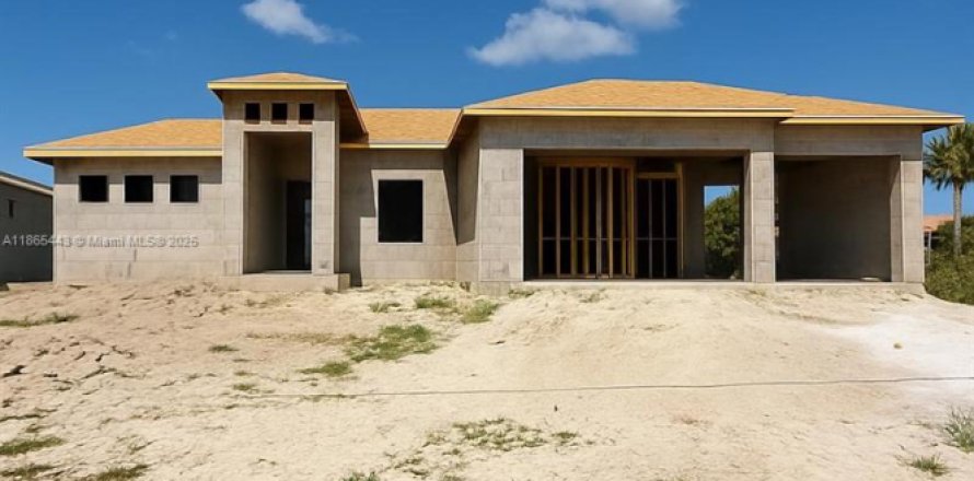 House in Cape Coral, Florida 4 bedrooms № 1892945