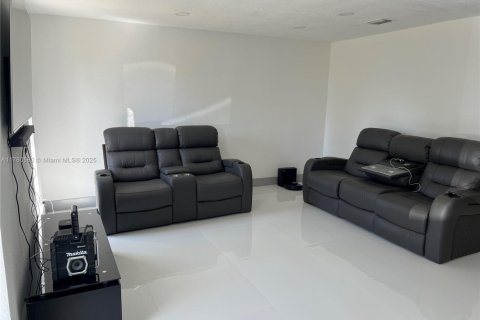 Casa en venta en Miami, Florida, 3 dormitorios, 91.04 m2 № 1985363 - foto 9