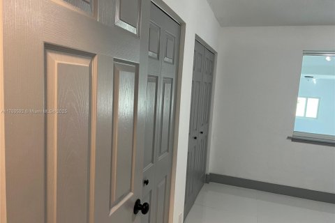 Casa en venta en Miami, Florida, 3 dormitorios, 91.04 m2 № 1985363 - foto 14