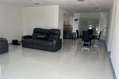 Casa en venta en Miami, Florida, 3 dormitorios, 91.04 m2 № 1985363 - foto 10
