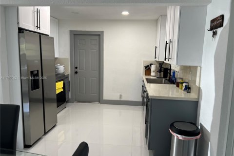 Casa en venta en Miami, Florida, 3 dormitorios, 91.04 m2 № 1985363 - foto 12