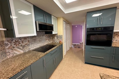 Condo in Holiday, Florida, 2 bedrooms  № 1906271 - photo 13