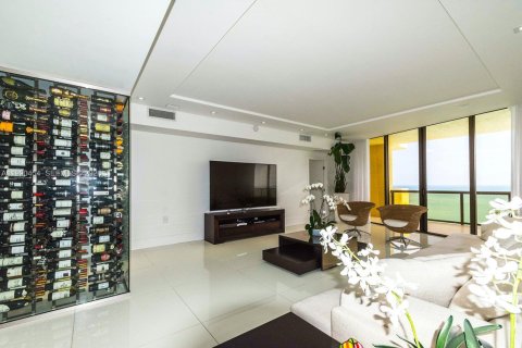 Copropriété à louer à Sunny Isles Beach, Floride: 3 chambres, 241.36 m2 № 2056822 - photo 2