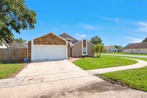 House in Sanford, Florida 3 bedrooms, 152.36 sq.m. № 2423802 - photo 2