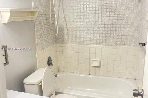 Condominio en alquiler en Miami, Florida, 2 dormitorios, 88.63 m2 № 1975626 - foto 9