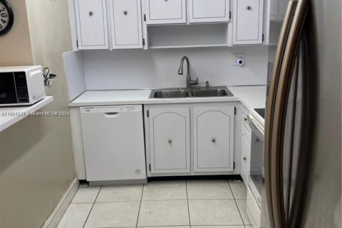 Condominio en alquiler en Miami, Florida, 2 dormitorios, 88.63 m2 № 1975626 - foto 1