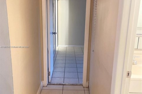 Condominio en alquiler en Miami, Florida, 2 dormitorios, 88.63 m2 № 1975626 - foto 5