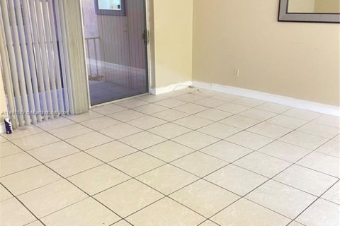 Condominio en alquiler en Miami, Florida, 2 dormitorios, 88.63 m2 № 1975626 - foto 7