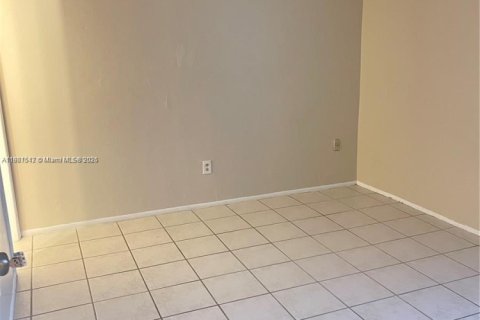 Condominio en alquiler en Miami, Florida, 2 dormitorios, 88.63 m2 № 1975626 - foto 2