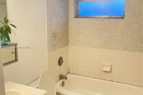 Condominio en alquiler en Miami, Florida, 2 dormitorios, 88.63 m2 № 1975626 - foto 3