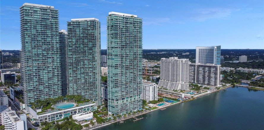 Condominio en Miami, Florida, 3 dormitorios  № 1875420