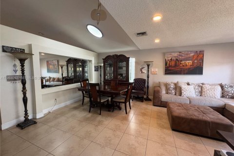 Casa en venta en Pembroke Pines, Florida, 3 dormitorios, 160.81 m2 № 2080990 - foto 14