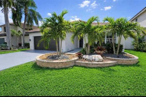 Casa en Pembroke Pines, Florida 3 dormitorios, 160.81 m2 № 2080990