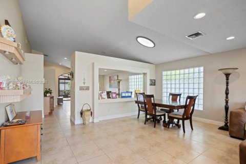 Casa en venta en Pembroke Pines, Florida, 3 dormitorios, 160.81 m2 № 2080990 - foto 16