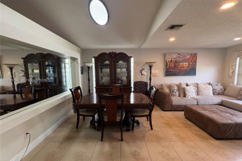Casa en venta en Pembroke Pines, Florida, 3 dormitorios, 160.81 m2 № 2080990 - foto 12