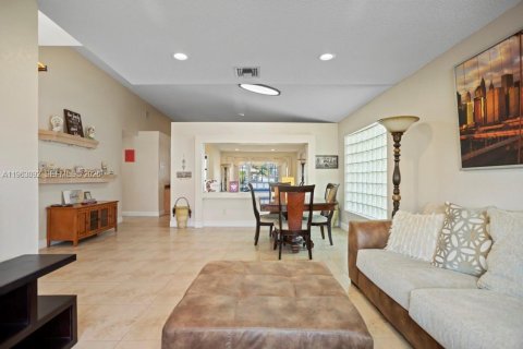 Casa en venta en Pembroke Pines, Florida, 3 dormitorios, 160.81 m2 № 2080990 - foto 15