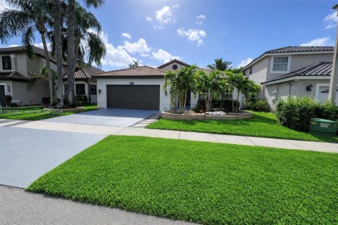 Casa en venta en Pembroke Pines, Florida, 3 dormitorios, 160.81 m2 № 2080990 - foto 2