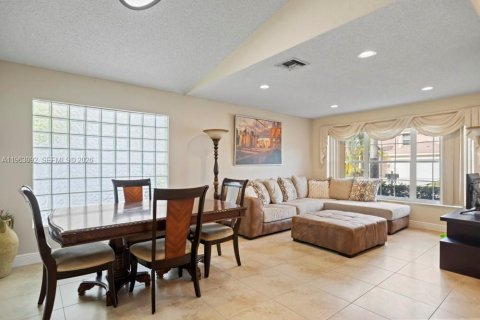 Casa en venta en Pembroke Pines, Florida, 3 dormitorios, 160.81 m2 № 2080990 - foto 10