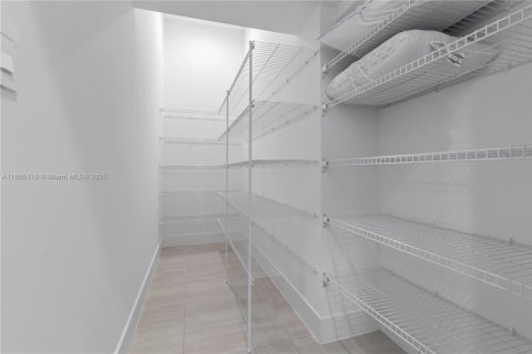 Villa ou maison à louer à Davie, Floride: 4 chambres, 384.71 m2 № 1979373 - photo 17