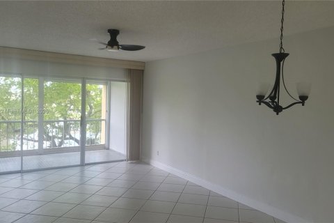 Condominio en venta en Tamarac, Florida, 2 dormitorios, 81.75 m2 № 1712974 - foto 1