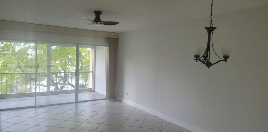 Condominio en Tamarac, Florida, 2 dormitorios  № 1712974