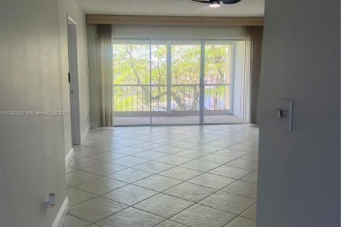 Condominio en venta en Tamarac, Florida, 2 dormitorios, 81.75 m2 № 1712974 - foto 20