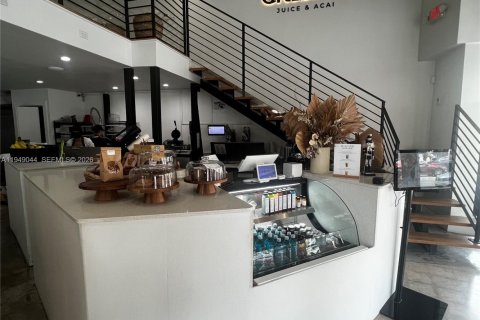 Купить коммерческую недвижимость в Корал-Гейблс, Флорида № 2004853 - фото 2