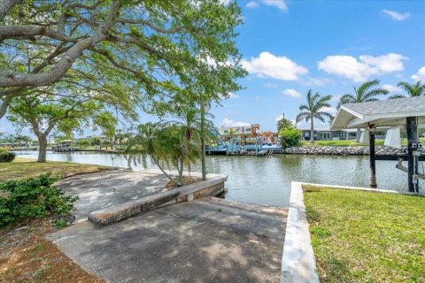 House in Cocoa Beach, Florida 6 bedrooms, 329.8 sq.m. № 1613375 - photo 3