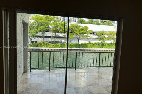 Copropriété à louer à North Miami Beach, Floride: 2 chambres, 129.51 m2 № 2082340 - photo 5