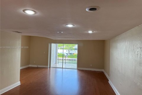 Copropriété à louer à North Miami Beach, Floride: 2 chambres, 129.51 m2 № 2082340 - photo 4