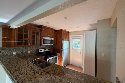 Copropriété à louer à North Miami Beach, Floride: 2 chambres, 129.51 m2 № 2082340 - photo 3