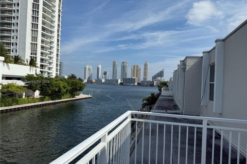 Copropriété à louer à North Miami Beach, Floride: 2 chambres, 129.51 m2 № 2082340 - photo 14