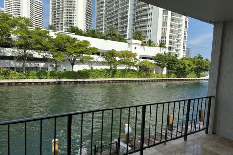 Copropriété à louer à North Miami Beach, Floride: 2 chambres, 129.51 m2 № 2082340 - photo 6