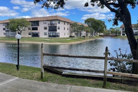 Copropriété à vendre à Tamarac, Floride: 2 chambres, 92.9 m2 № 1859387 - photo 14