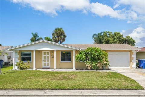 House in Holiday, Florida 3 bedrooms, 127.09 sq.m. № 1903127 - photo 1