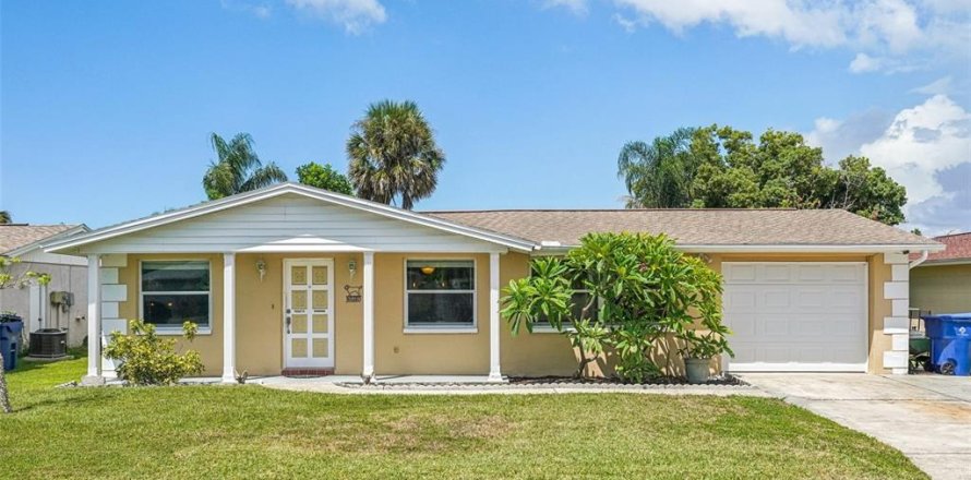 House in Holiday, Florida 3 bedrooms, 127.09 sq.m. № 1903127