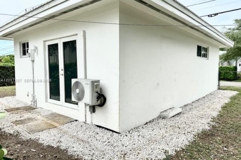 Снять в аренду таунхаус в Корал-Гейблс, Флорида 3 спальни, 115.01м2, № 2171744 - фото 24
