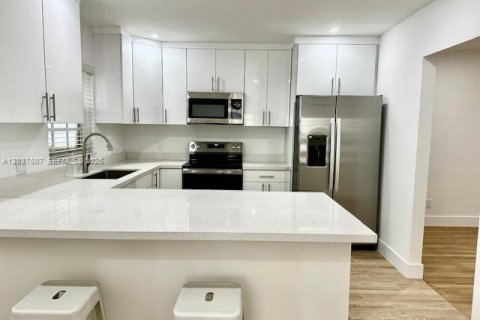 Снять в аренду таунхаус в Корал-Гейблс, Флорида 3 спальни, 115.01м2, № 2171744 - фото 7