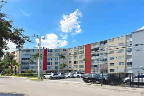 Copropriété à vendre à North Miami, Floride: 2 chambres, 101.36 m2 № 1981859 - photo 1
