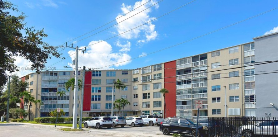 Condo à North Miami, Floride, 2 chambres  № 1981859