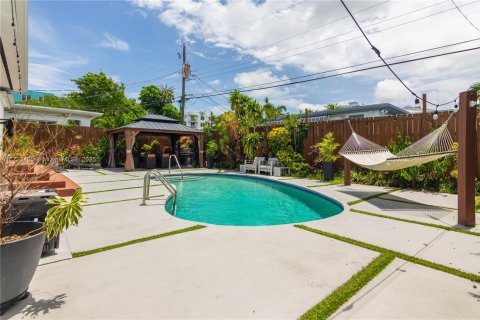 House in North Bay Village, Florida 3 bedrooms, 193.05 sq.m. № 1812397 - photo 19