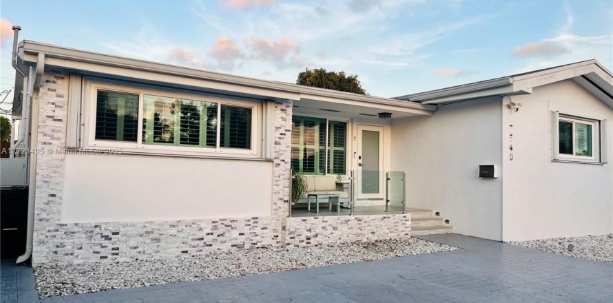 House in North Bay Village, Florida 3 bedrooms, 193.05 sq.m. № 1812397