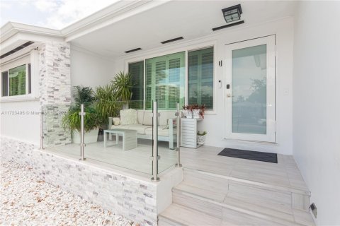 House in North Bay Village, Florida 3 bedrooms, 193.05 sq.m. № 1812397 - photo 6