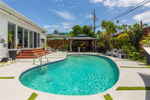 House in North Bay Village, Florida 3 bedrooms, 193.05 sq.m. № 1812397 - photo 18
